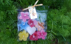 Conjunto de velas pequeñas con forma de estrellas y corazones