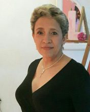 Fotografía de mujer sonriente que realizó una reseña positiva sobre las velas