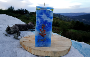 Vela cuadrada azul con patrón de hojas y base de madera