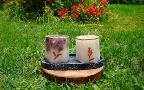 Velas cuadradas con grabados de intención, colores variados y flores secas