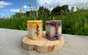 Velas exagonales de parafina con flores secas en su interior