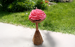 Vela con forma de rosa sobre base tejida artesanal