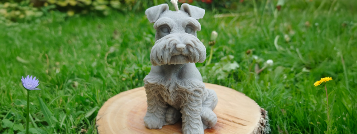 Figura de perro hecha en cera sobre base de madera