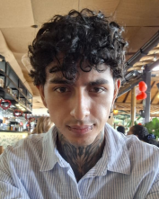 Fotografía de joven compartiendo su experiencia con los productos Yajuli