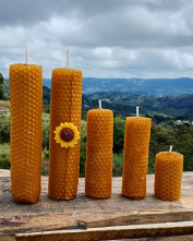Conjunto de velas de cera de abeja natural sobre fondo montañoso